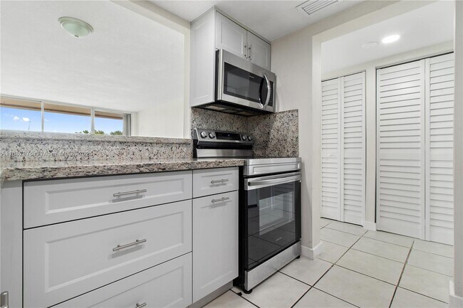 Building Photo - 10425 SW 112th Ave