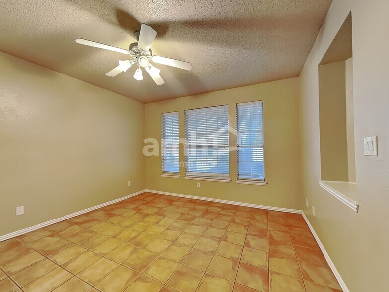 Building Photo - 2306 Valley Creek Dr