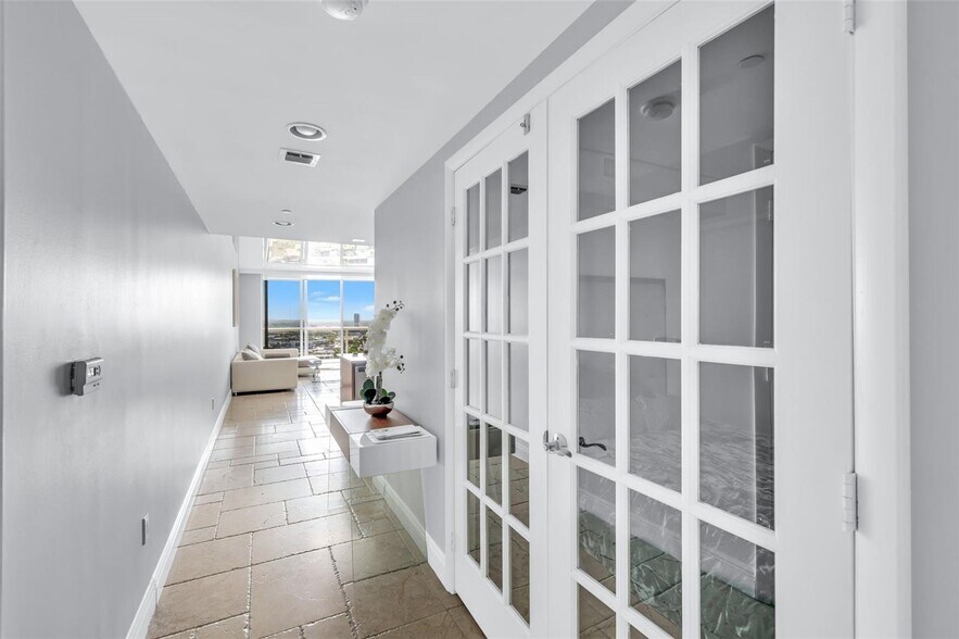 Building Photo - 1800 S Ocean Dr