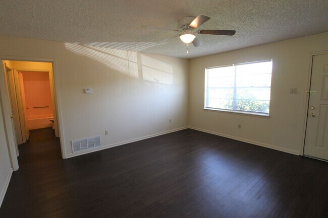 Building Photo - COMING SOON! 2 Bedroom 1 Bath Duplex in West Tyler!