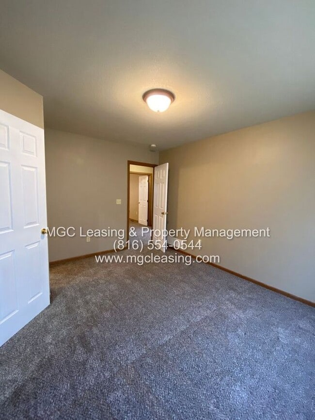 Building Photo - Spacious Duplex Living in the Heart of Lee...