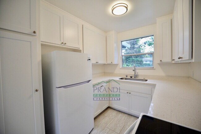 Building Photo - Beautiful Novato home with a bonus room in the backyard!