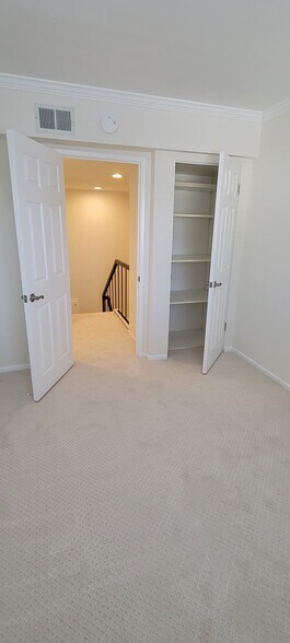 Building Photo - 4251 W Sarah St