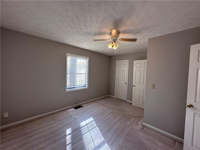 Building Photo - 502 Oakwood Ct