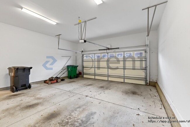 Building Photo - 1025 N Sharon Amity Rd