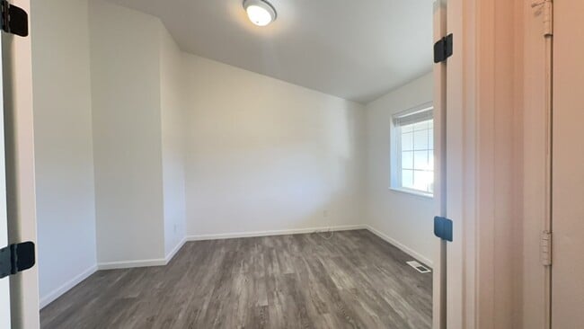 Building Photo - Charming 3 Bedroom / 2 Bathroom Home in NW Redmond