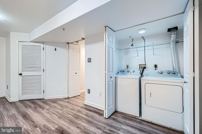 Building Photo - 9863 Greenbriar Way