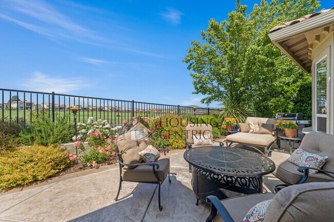 Building Photo - Executive Gated Serrano Golf-Course Home with Views of the 16th Hole!
