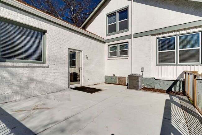 Building Photo - Spacious 4 Bed/ 3.5 Bath Home in Madison w Detached Office and Full Bath, 2 Car Garage, 1/2 acres...