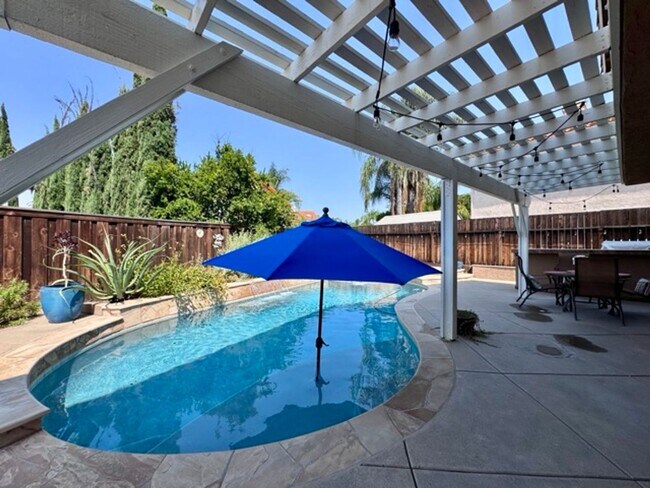 Building Photo - Beautiful 4 Bedroom Pool Home with Solar i...