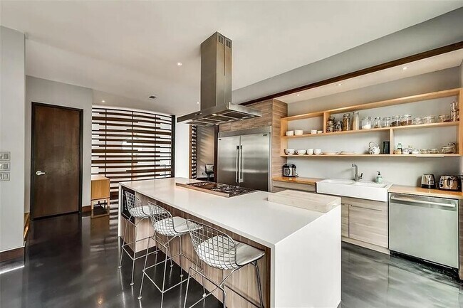 Building Photo - 8542 Meadowbrook Dr