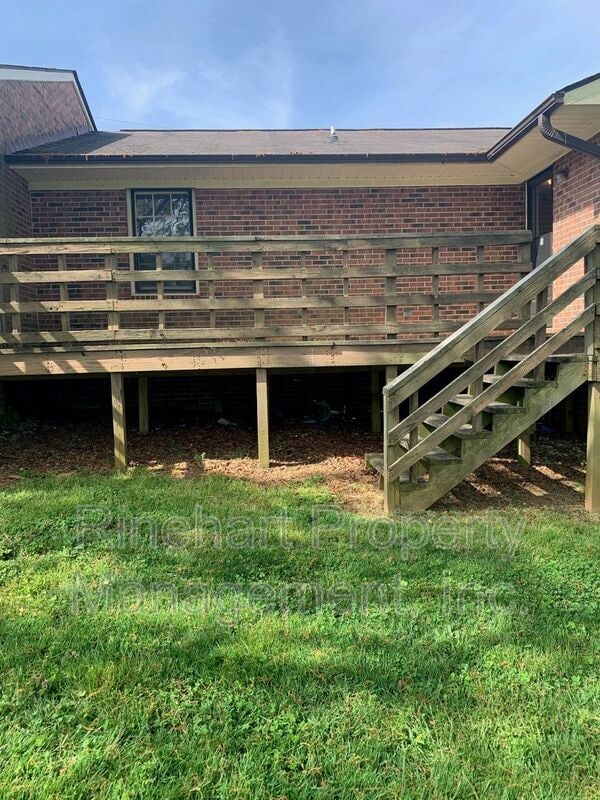 Building Photo - 446 Willowspring Ln