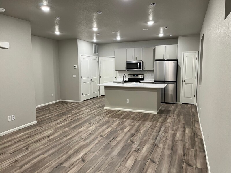 Building Photo - 9246 Henson Pl