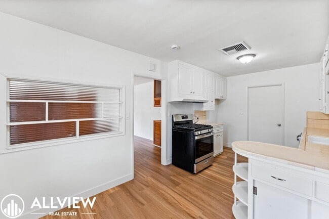 Building Photo - Stylishly Renovated Santa Ana Gem – 4-Bedr...