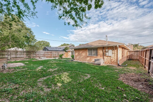 Building Photo - 4923 Poinciana Dr