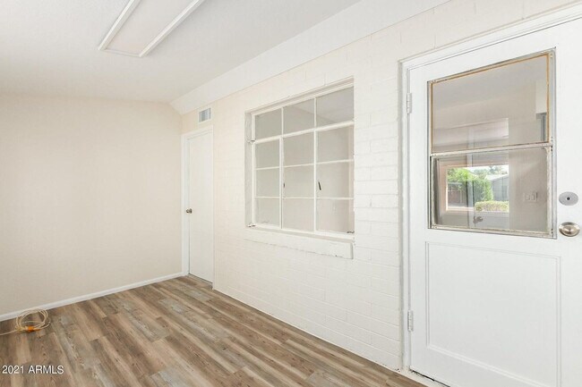 Building Photo - 4016 E Indianola Ave
