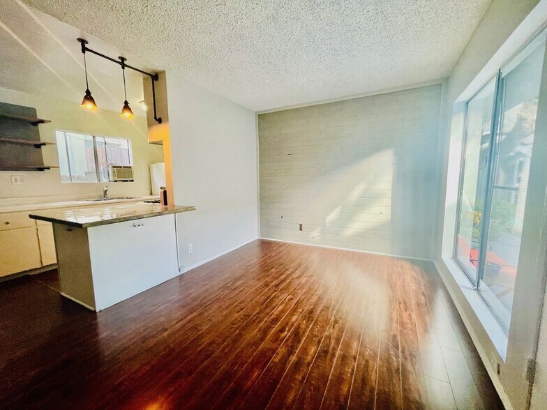Building Photo - 941 N San Vicente Blvd