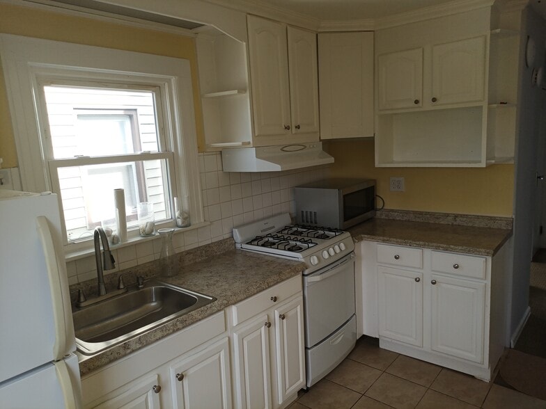 11. Kitchen - 17106 Bagley Ave