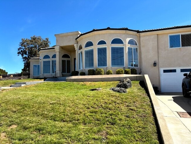 Building Photo - Coastal Living Awaits