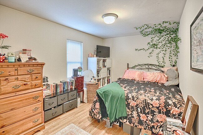 Building Photo - 2bed/1bath in Logan Square! Central Air! HUGE Private Deck!  New Kitchen!