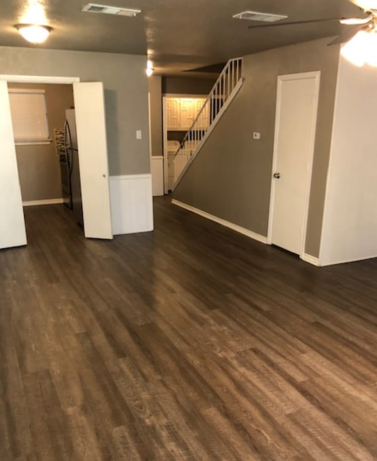 Building Photo - 1806 Camelot Cv
