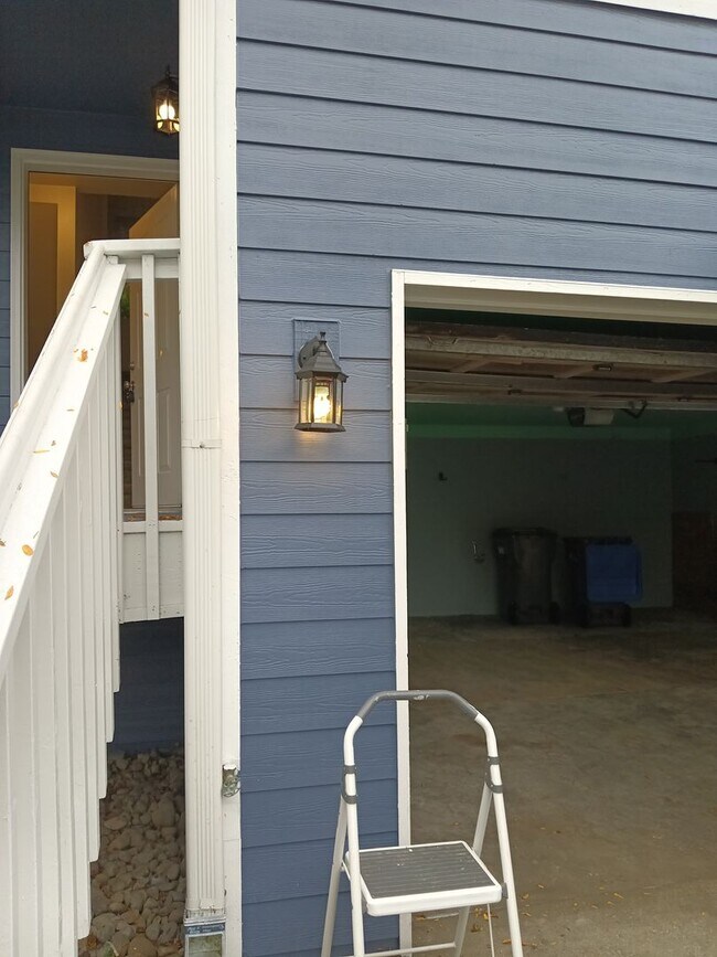 Building Photo - 3bed 2.5 bath Silverdale Rejuvinated Townhouse