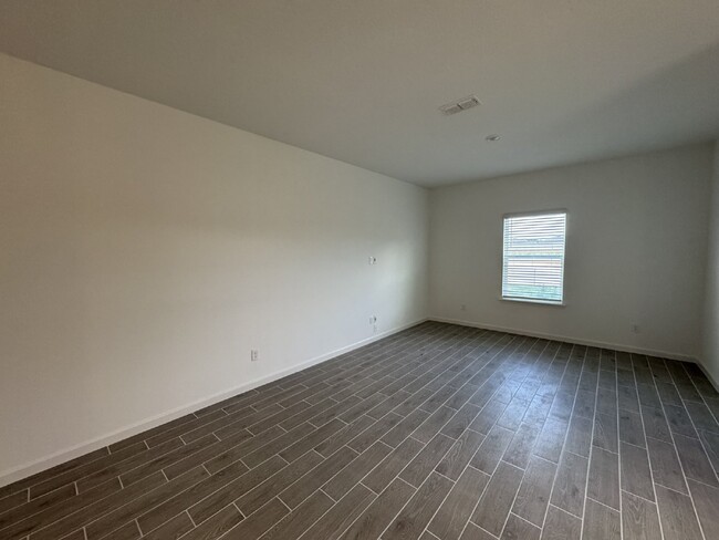 Building Photo - Brand New!! Mill Creek Townhome