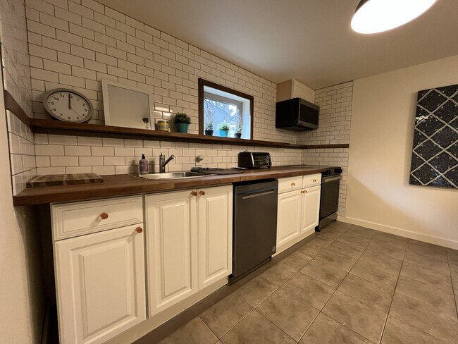 Building Photo - Spacious 1 Bedroom ADU Steps to OHSU with Soaking Tub, Rain Shower, and Treeline Views