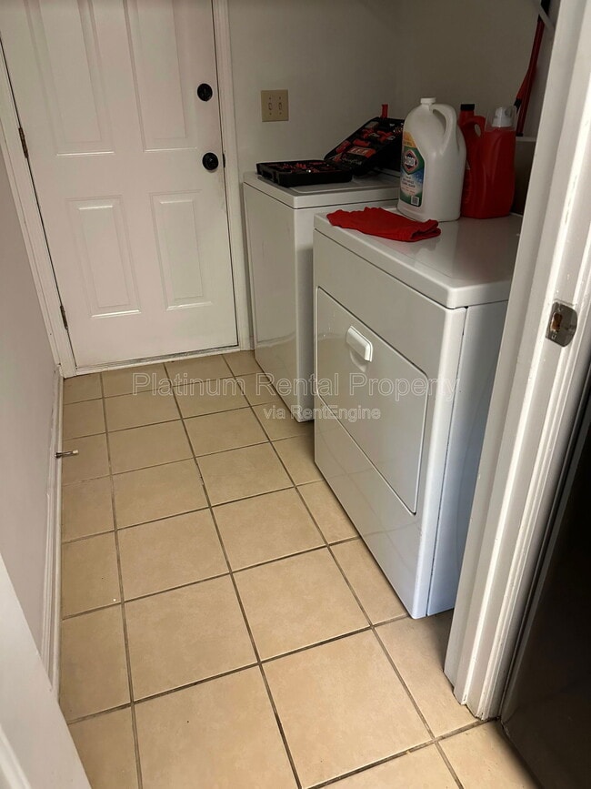 Building Photo - 940 Club Chase Ct