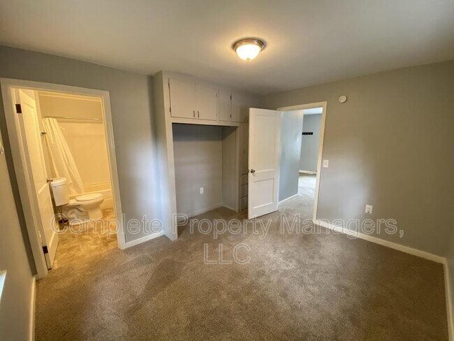 Building Photo - 220 E 7th St