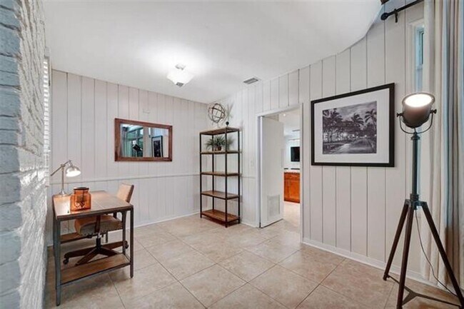 Building Photo - 60 SW 18th Terrace