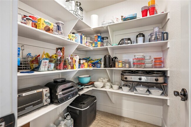 Building Photo - 1221 Stoneybrook Ln