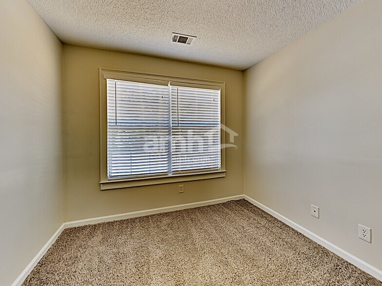 Building Photo - 724 Johnson Ct