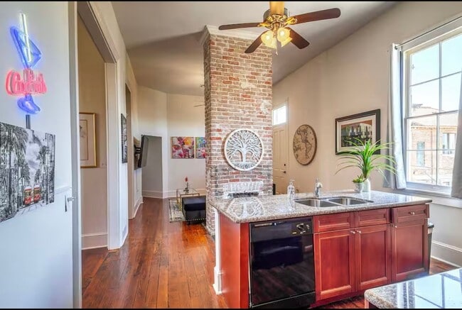 Building Photo - Historic, Renovated 3BR with Wrap-Around Balcony Near St. Charles