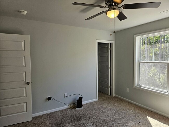 Building Photo - Beautiful unfurnished End unit - 2 bedroom...