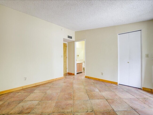 Building Photo - Charming 4-Bedroom Home with Spacious Living & Private Backyard!