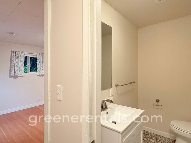 Building Photo - The Linn Apartments