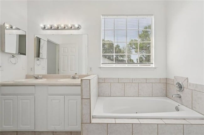 Building Photo - 2596 Bates St SE