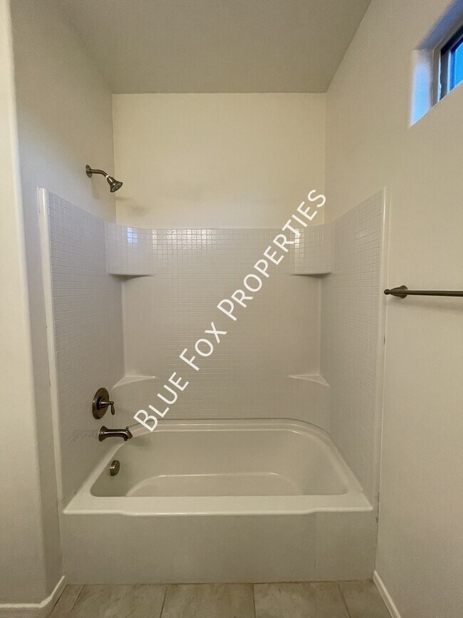 Building Photo - 8721 N Black Pine Dr