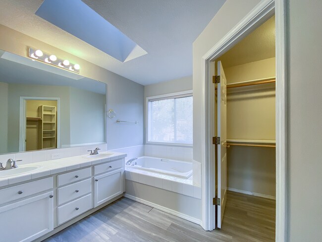 Building Photo - Stunning 4 Bed + 2.5 Bath House in Lake Oswego | Private Backyard, Open Floor Concept, Air Condit...