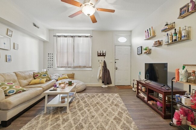 Building Photo - 4 bed, 1.5 bath Southside Flats Apartment!