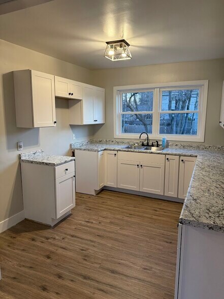 Building Photo - 1429 Candia Rd