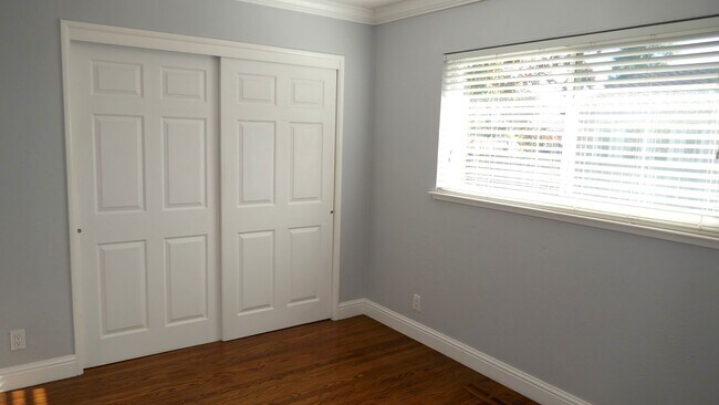 Building Photo - UPDATED THREE BED / TWO BATH MARINWOOD HOM...