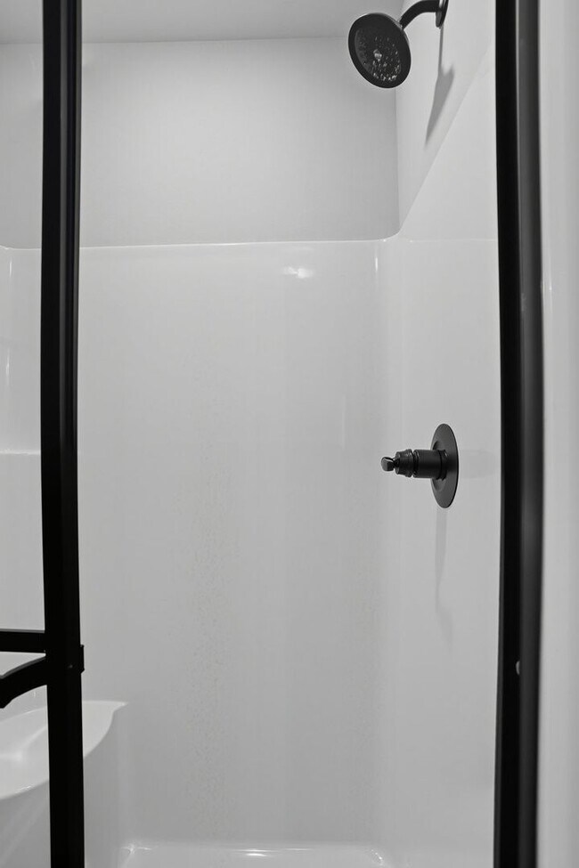 Building Photo - Like new, Move in Ready.