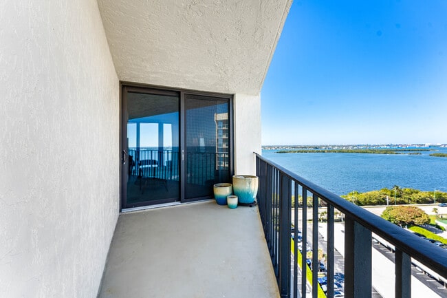 Building Photo - 5420 N Ocean Dr