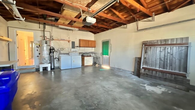 Building Photo - Gorgeous house - Huge Backyard with Bonus ...