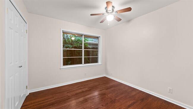Building Photo - 9643 Val Verde St