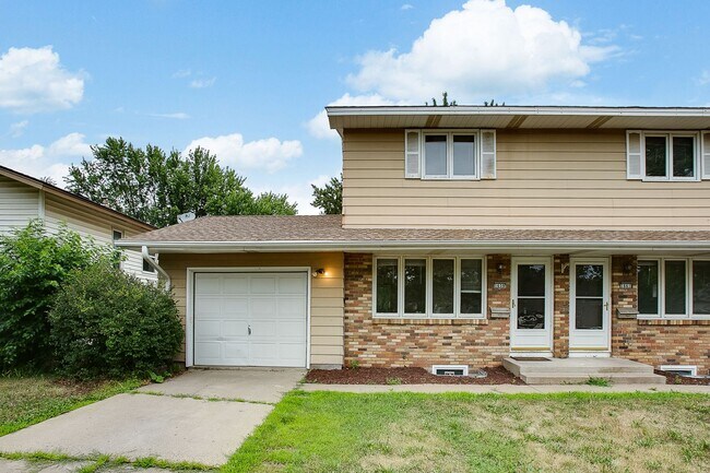 Building Photo - Updated 3 Bedroom Duplex in Battle Creek
