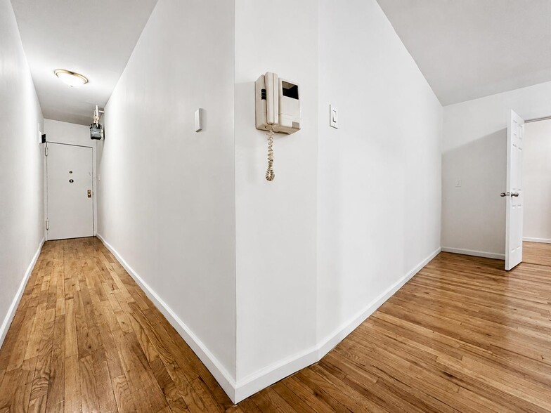 Building Photo - 401 E 68th St