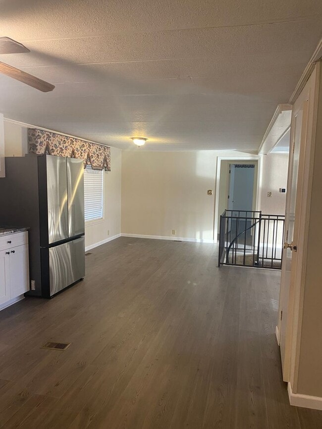 Building Photo - Waterfront 3 bedroom 2 bath